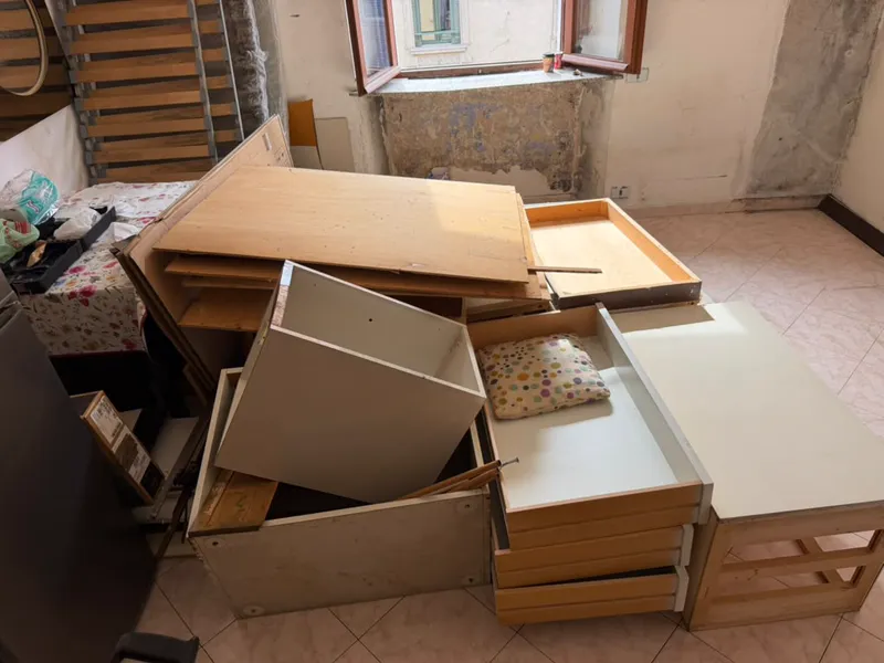 Mobili smontati e componenti d’arredo preparati in un appartamento in zona Maciachini