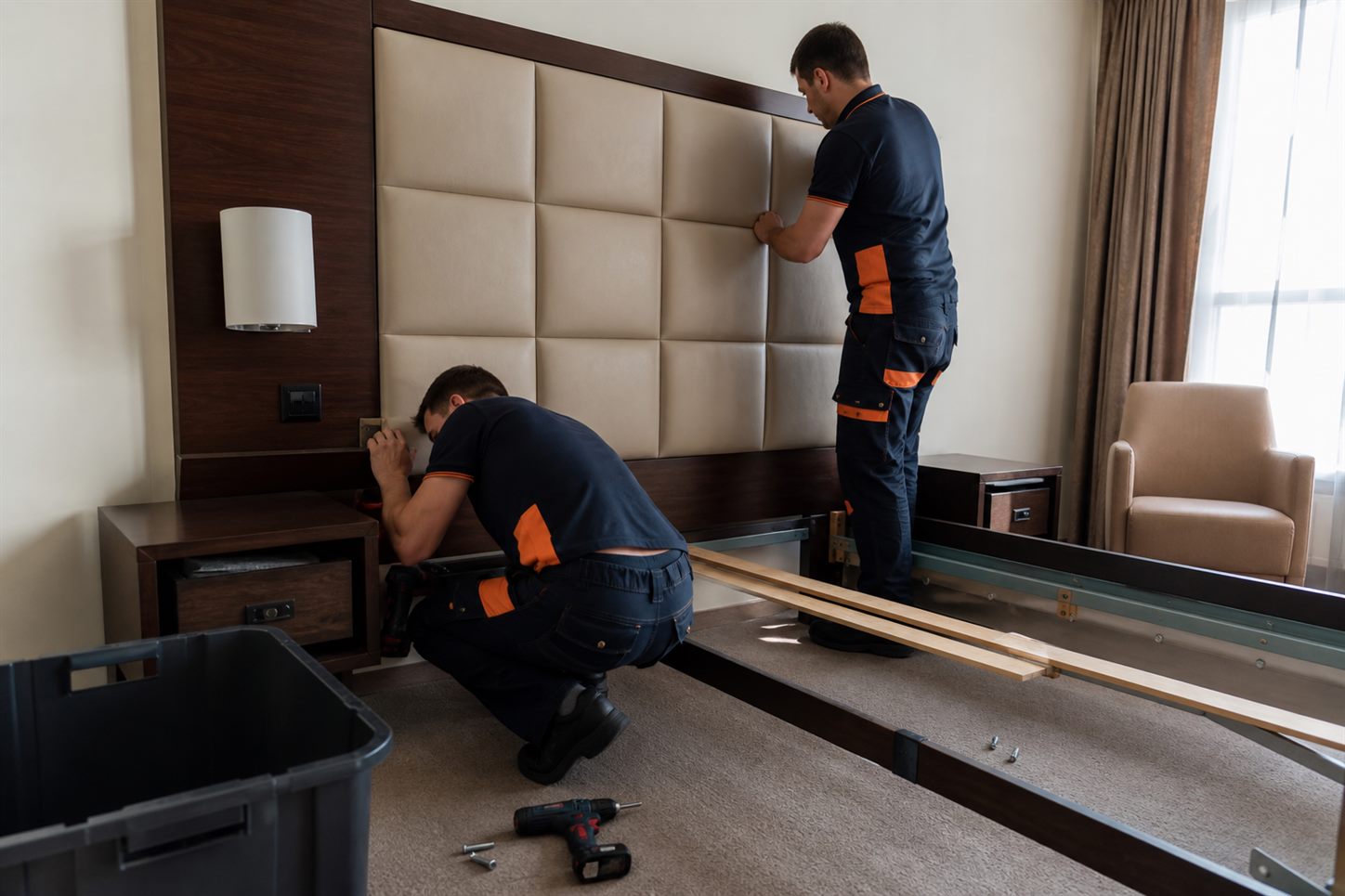 Smontaggio di letti e arredi da camera in un hotel da liberare
