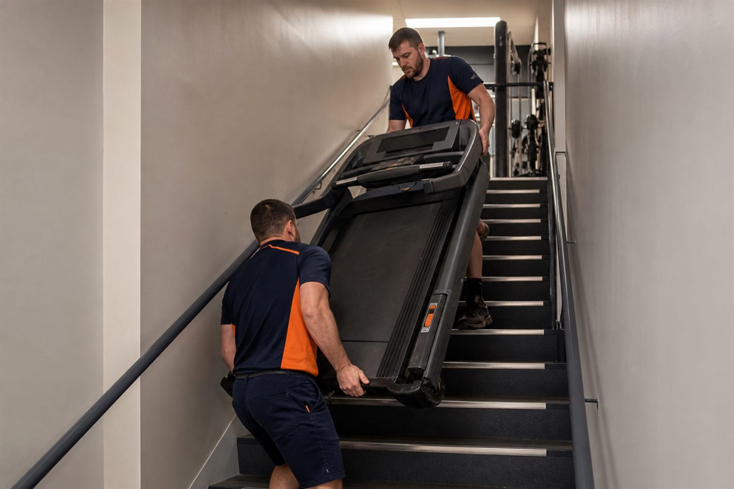 Movimentazione di attrezzi da palestra attraverso ingresso, scale o rampe